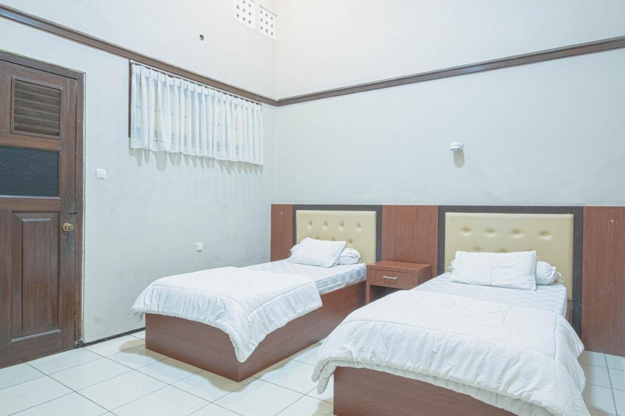Kartika Syariah Guest House スラカルタ エクステリア 写真